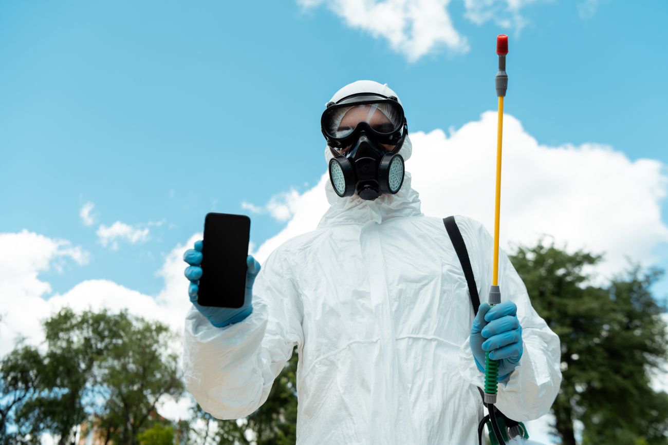 Tecnico Global in dispositivi di protezione durante un intervento in esterno