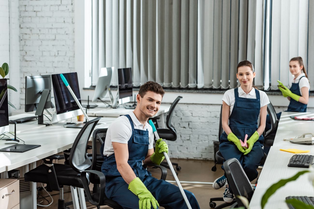 Il team Global delle pulizie professionali in un ufficio moderno