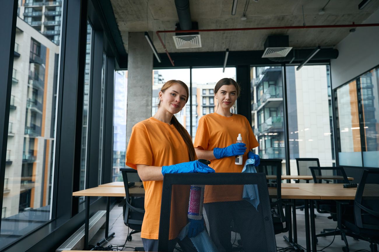 Il team Global in abiti da lavoro negli uffici della sede di Modena